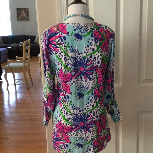 ⚜LILLY PULITZER TOP WITH TABBED SLEEVES⚜ - Picture 2 of 4