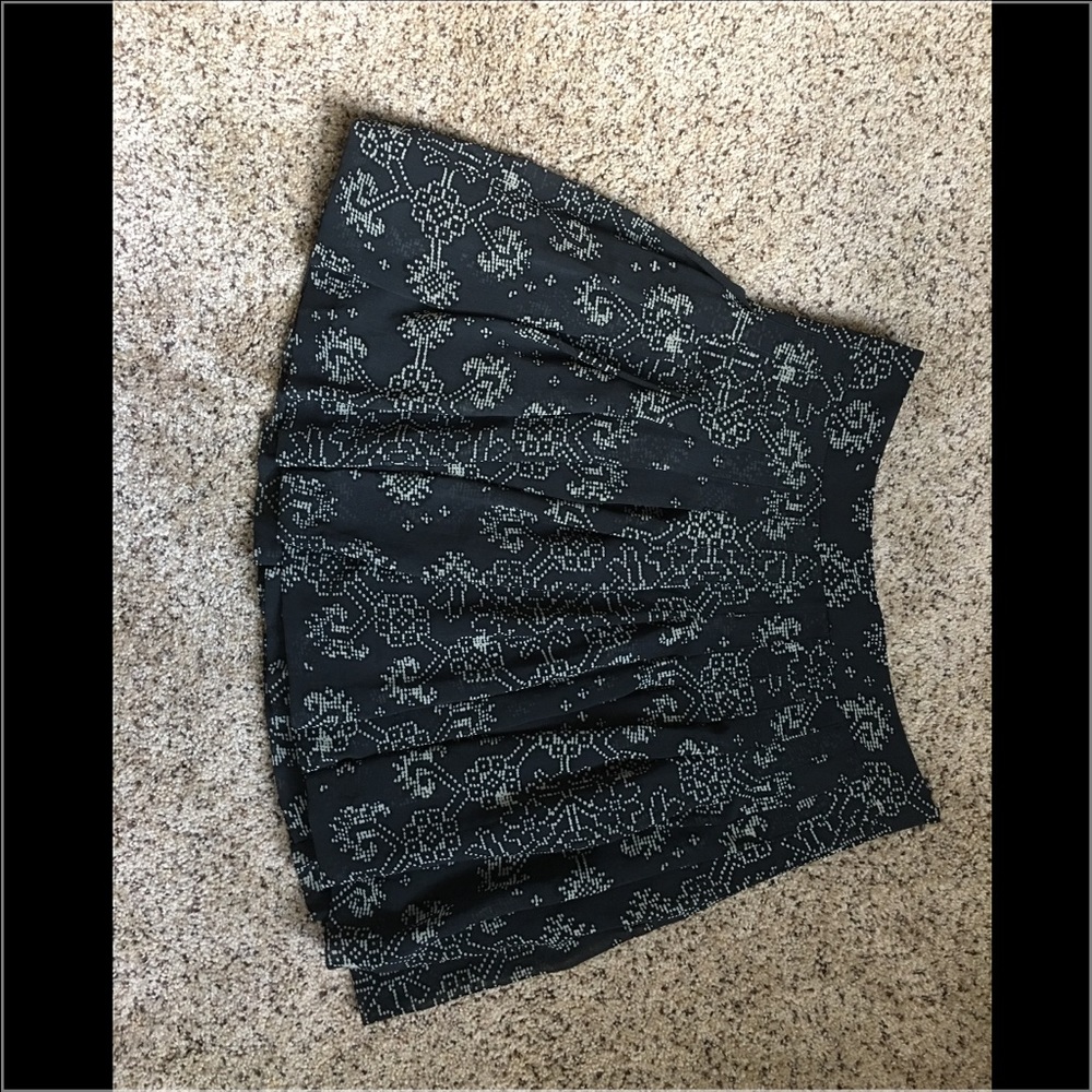 Gap gray and cream patterned skirt