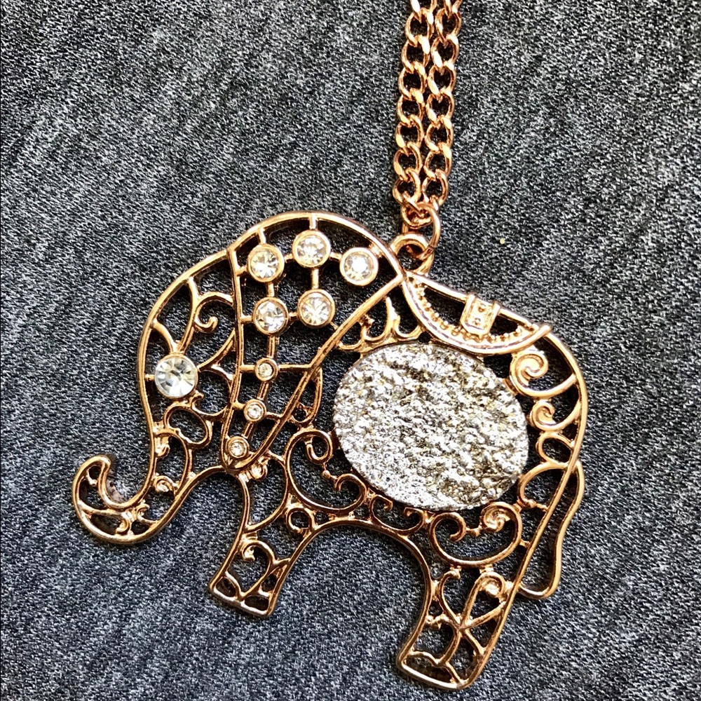 ✨Make me an offer!✨ NWT elephant necklace