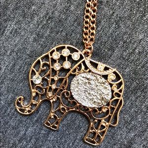 ✨Make me an offer!✨ NWT elephant necklace