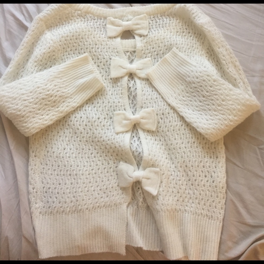 ✨CLEARANCE✨DELIA'S Bow back sweater