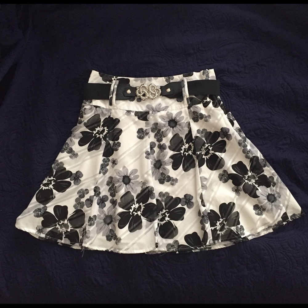 Black and white floral skirt with belt
