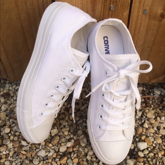 Converse Shoes - FLASH SALE CONVERSE WOMENS SIZE 8 ALL WHITE