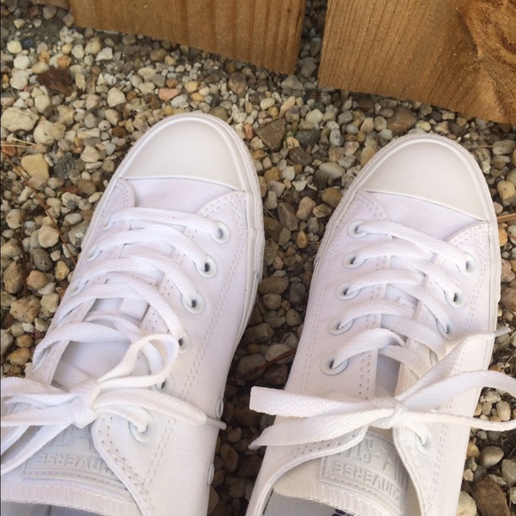 FLASH SALE CONVERSE WOMENS SIZE 8 ALL WHITE - Picture 4 of 4