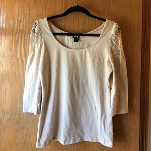 ✨H&M top with lace shoulder detail✨