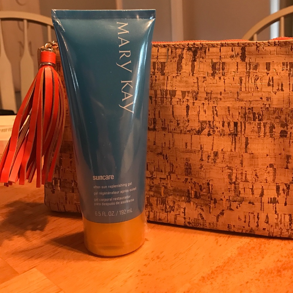 MaryKay after sun replenishing gel with clutch