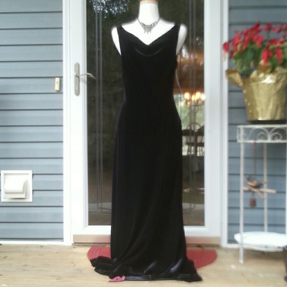 Donna Morgan Dresses & Skirts - NWT Donna Morgan Blk Velvet Gown
