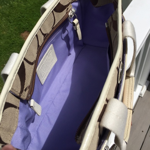 Signature Coach Satchel - Picture 4 of 8