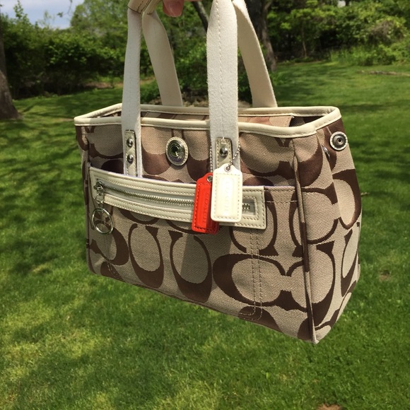 Signature Coach Satchel - Picture 8 of 8