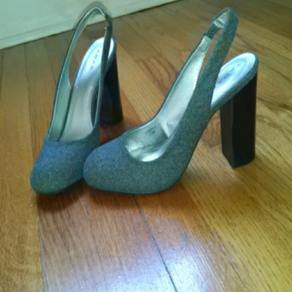 Tahari grey wool flannel sling back pumps