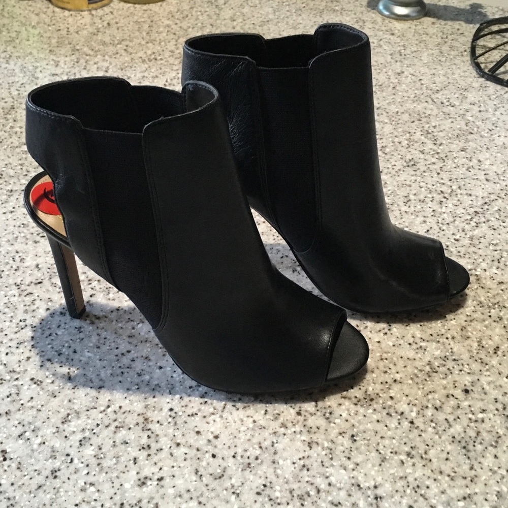 Vince Camuto booties size 6