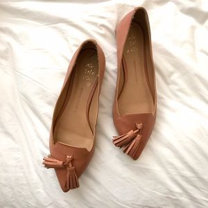 Banana Republic caramel leather tassel flats, sz 8