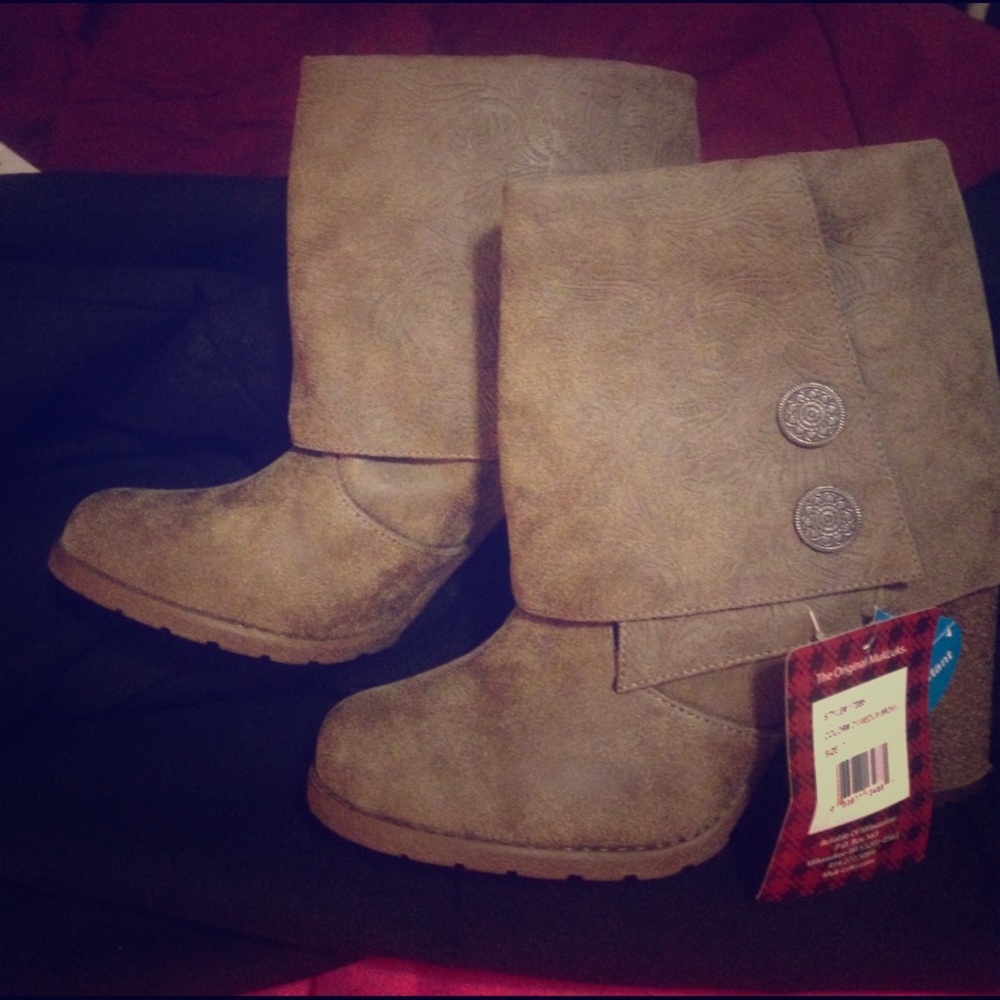 Nice ankle boots-- BRAND NEW NEVER WORN