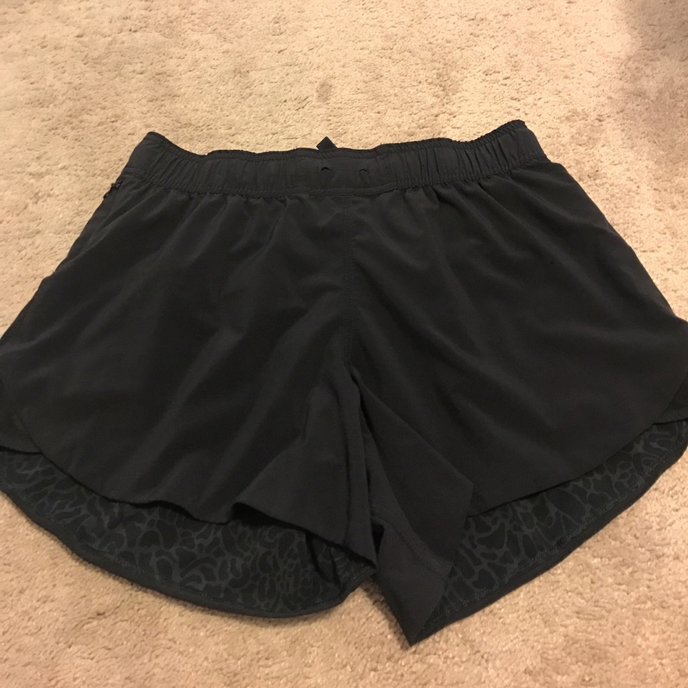 Lululemon black reversible short size 10