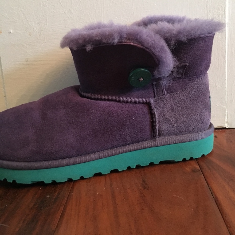 Ugg short Bailey button Purple.    Size 5