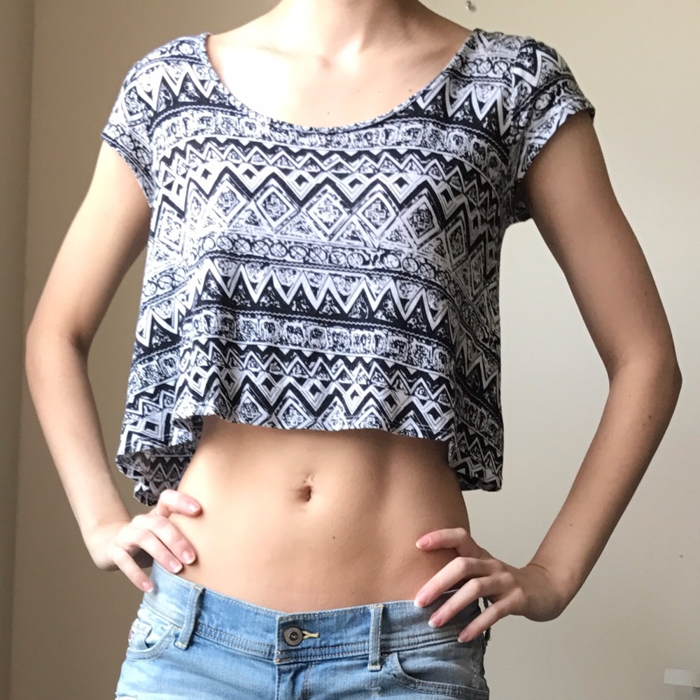 dELiA's Black and White Crop Top