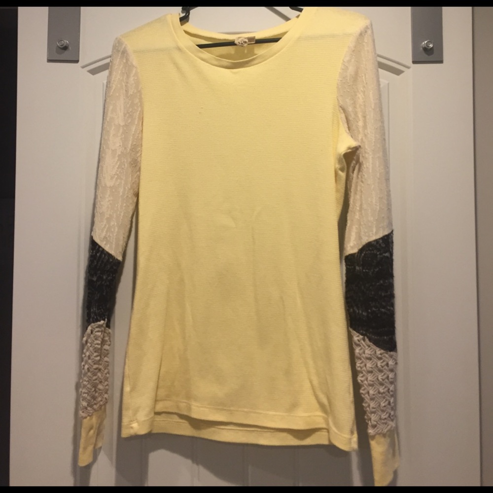 BKE waffle knit with detailed sleeves. Size L.