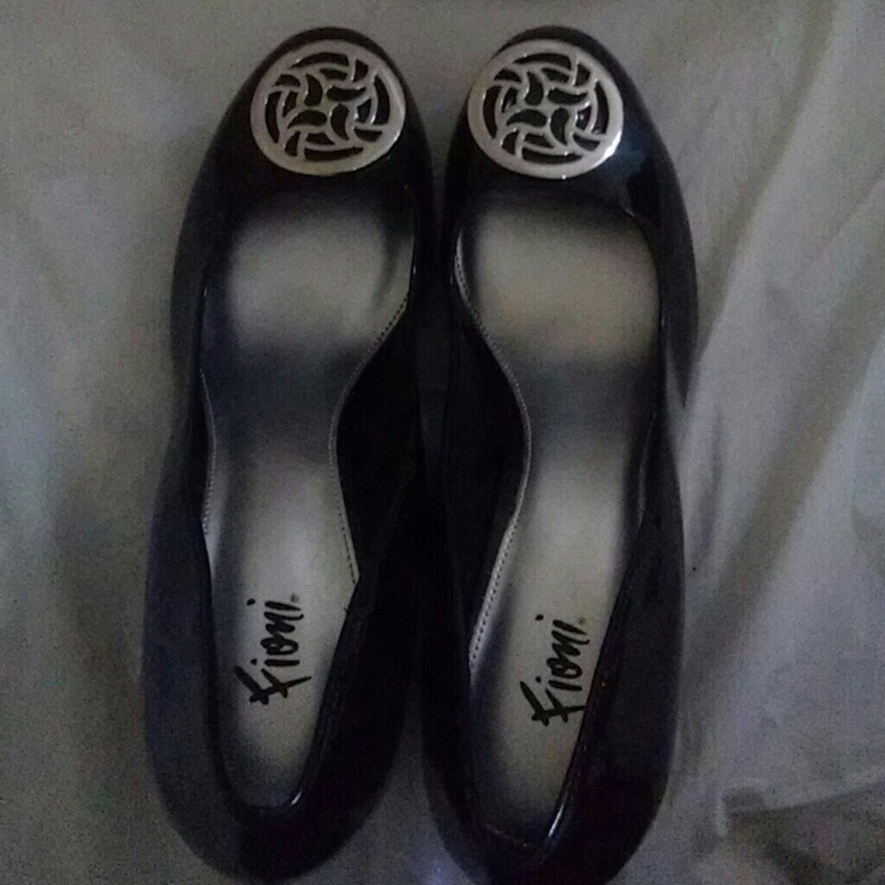 Black wedges