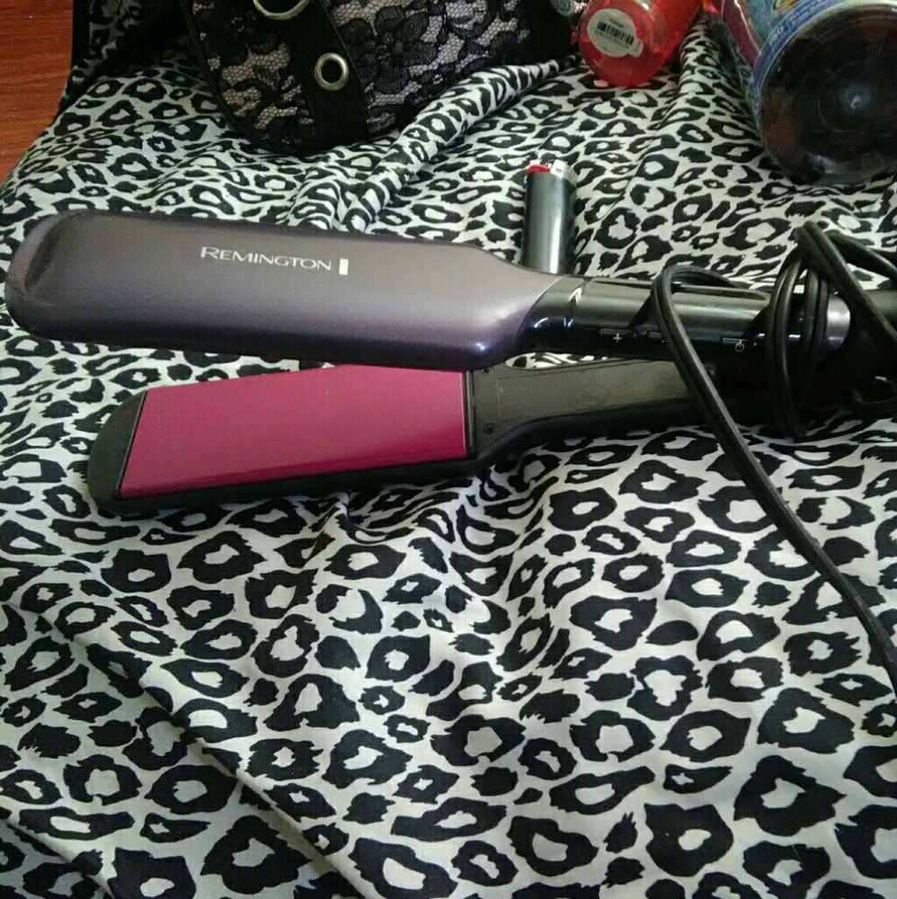 REMINGTON HAIR STRAIGHTENER