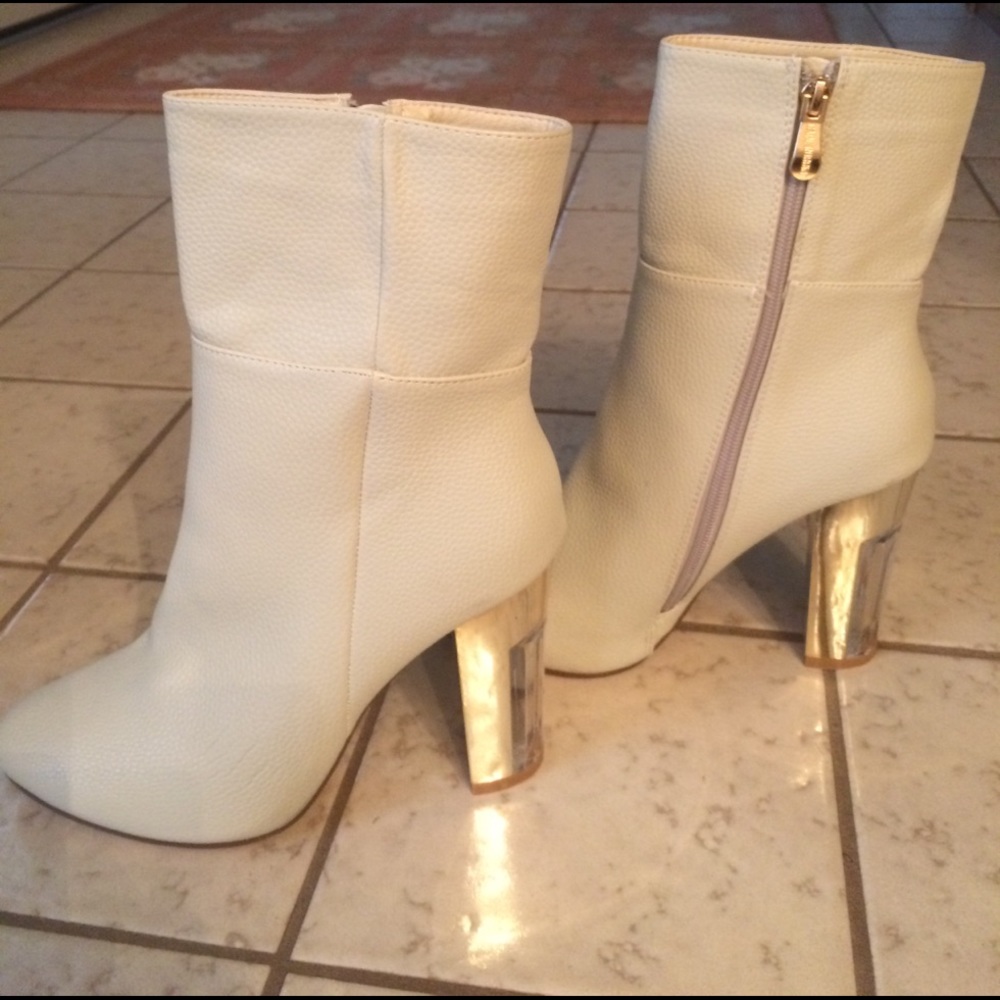 Pebble Vegan Leather Size 10 Gold Heeled Booties
