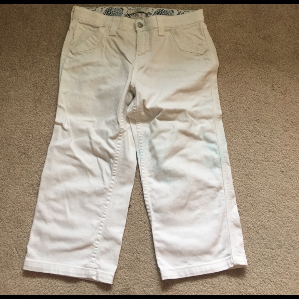 Crisp, white Levi Jean capris.