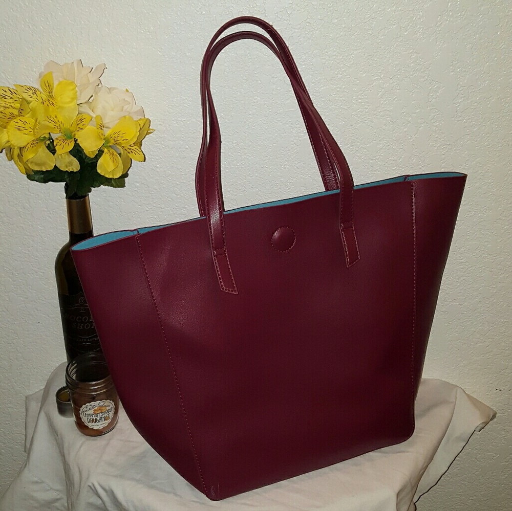 Burgundy tote, magnetic enclosure, blue interior