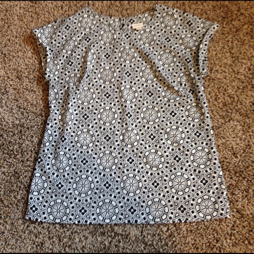 Like new! Patterned, cap sleeve blouse