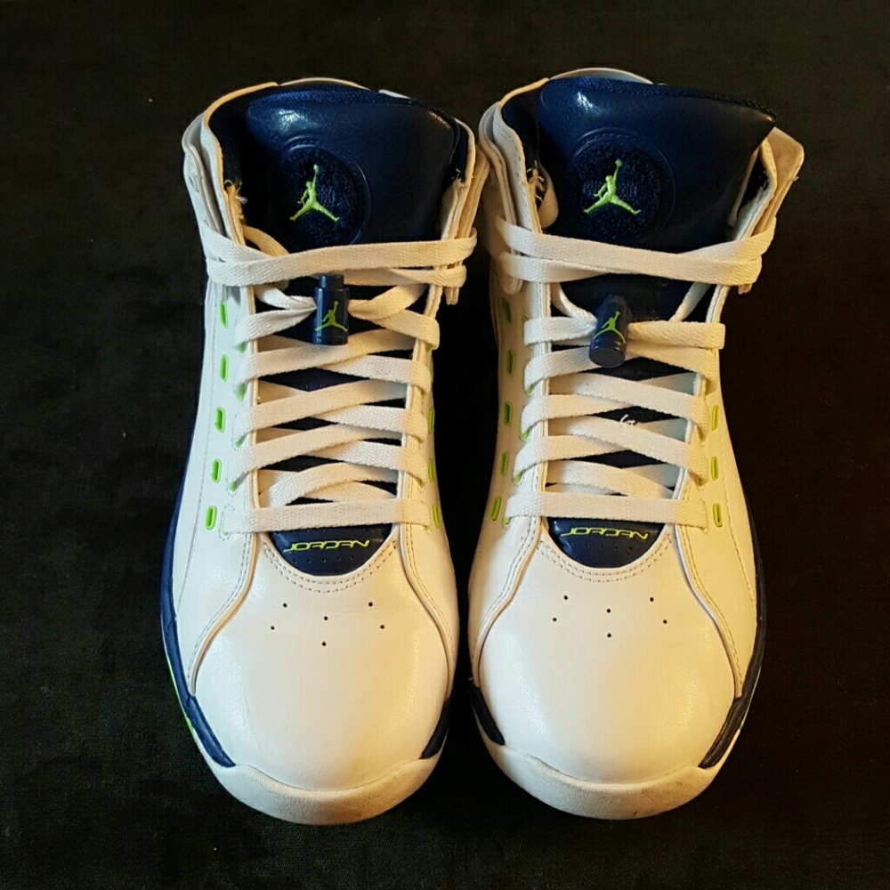 Tennis shoes