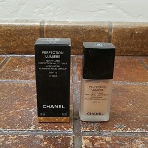 Chanel Perfection Lumiere foundation- 40 Beige