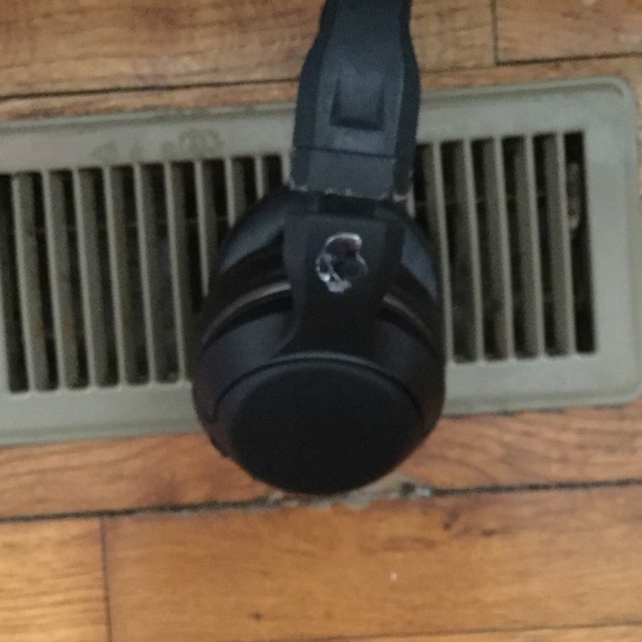 Wireless Skull candy headphones - Picture 2 of 3