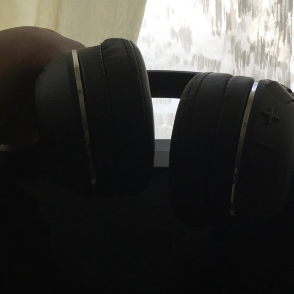 Wireless Skull candy headphones - Picture 3 of 3