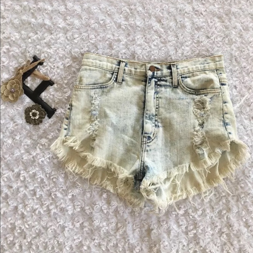 Vibrant MIU high waist distressed cutoff jeanshort