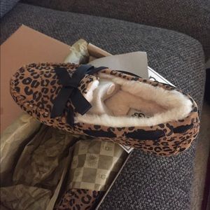 UGG slippers Dakota leopard bow