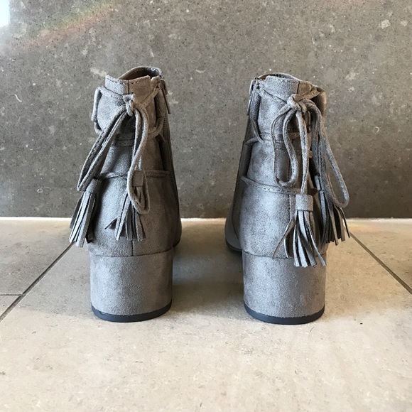 NIB Grey Fringe Tassel Back Ankle Booties - Picture 2 of 4