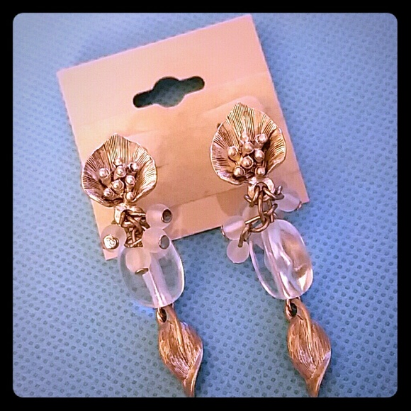 Jewelry - **CLOSET CLEANOUT** Silver Flower Earrings