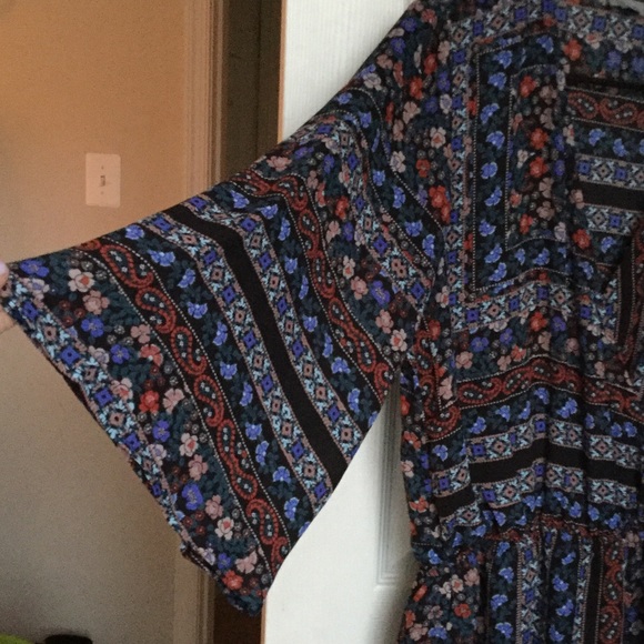 Bell Sleeved Patterned romper - Picture 4 of 4