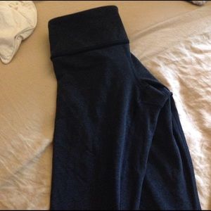 GREY LULULEMON CROPPED LEGGINGS