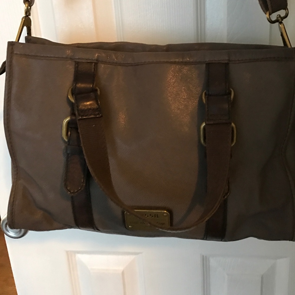 Vintage leather fossil satchel!