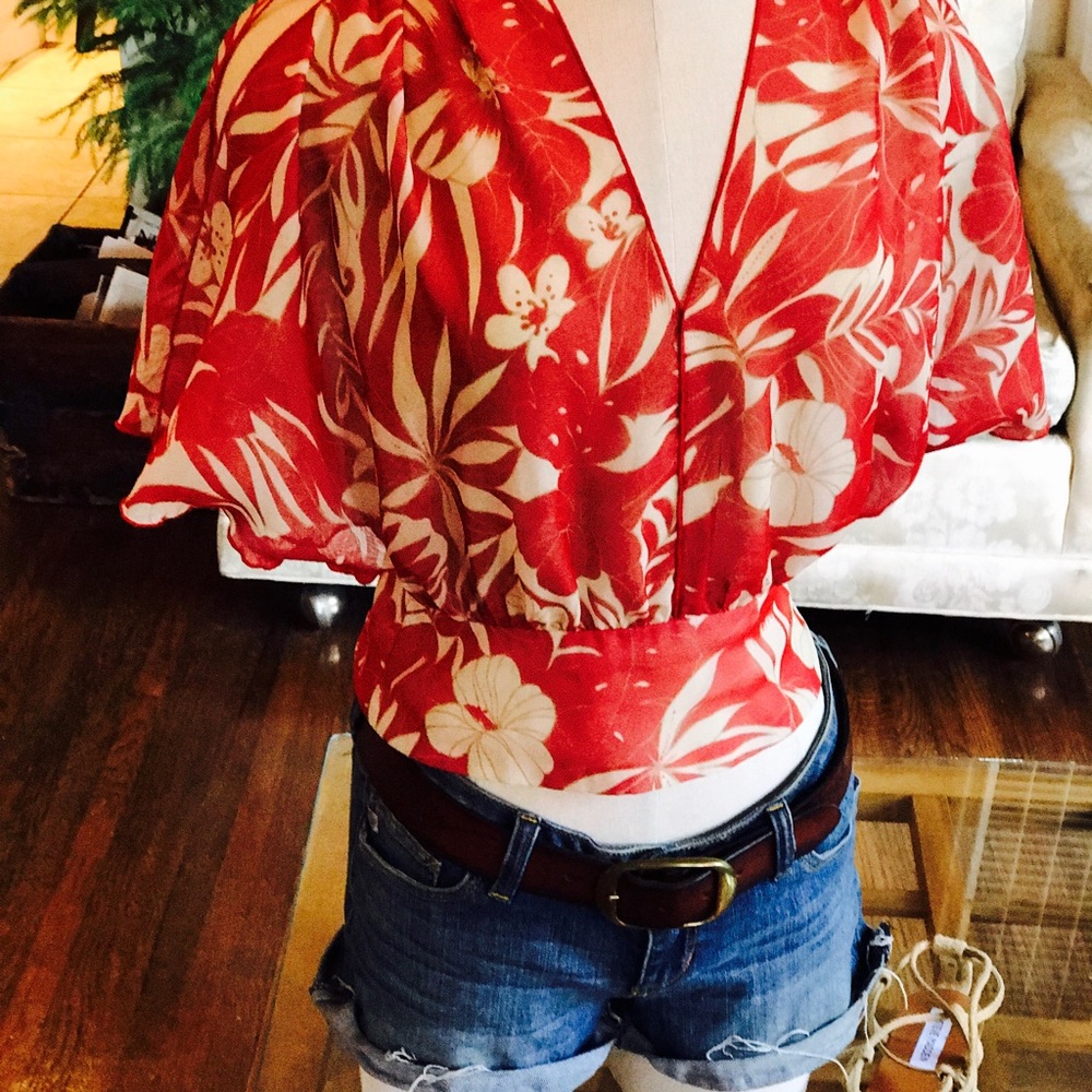 🔥Final Price🔥So Pretty Red Hawaiian 🌺 Top