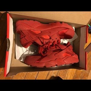 Red wmns huaraches
