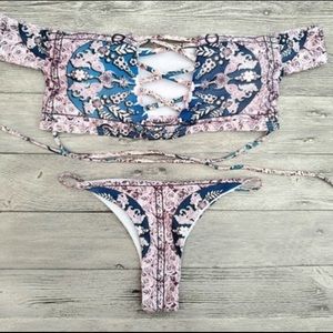 super cute off the shoulder kini😍