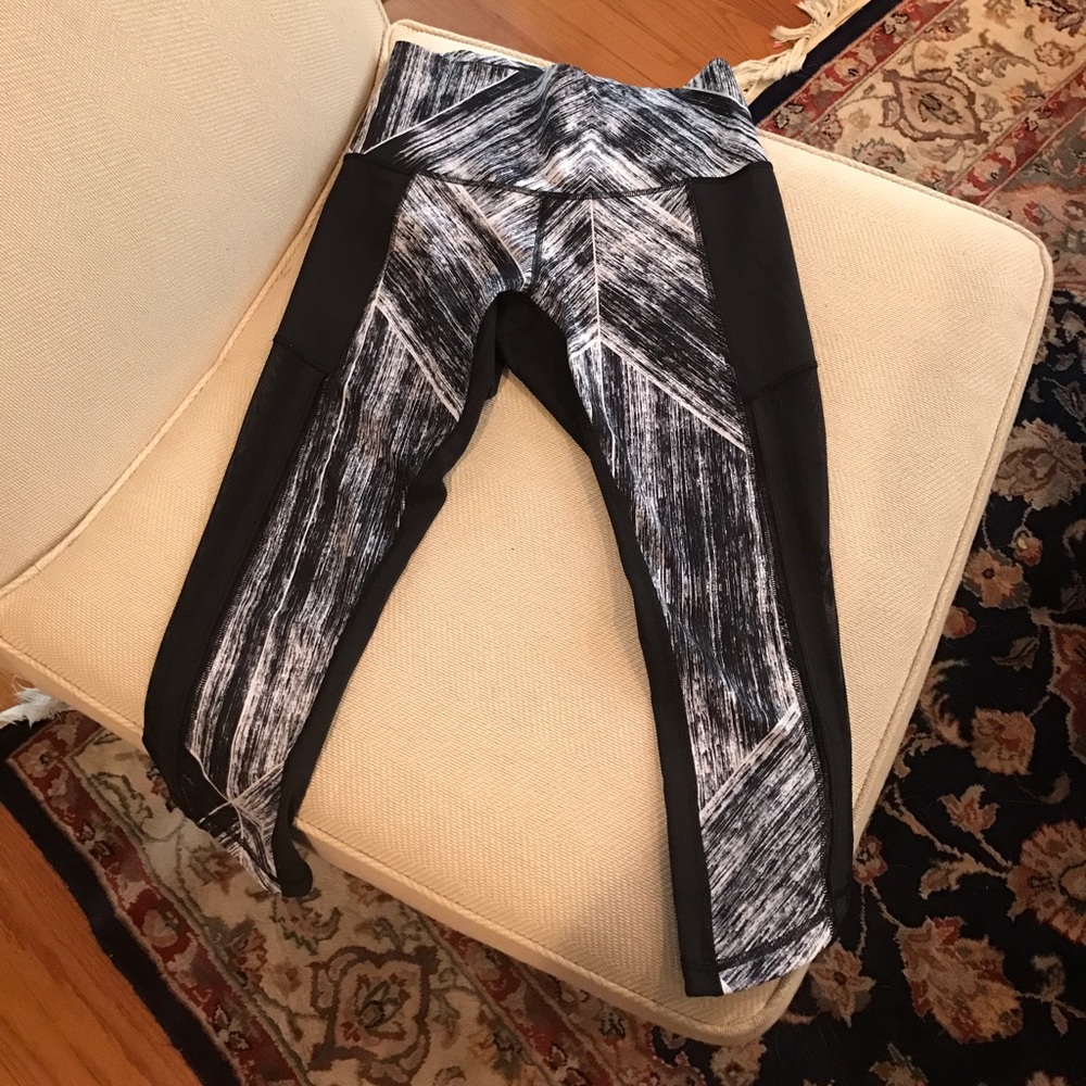 Lululemon black and white cropped leggings