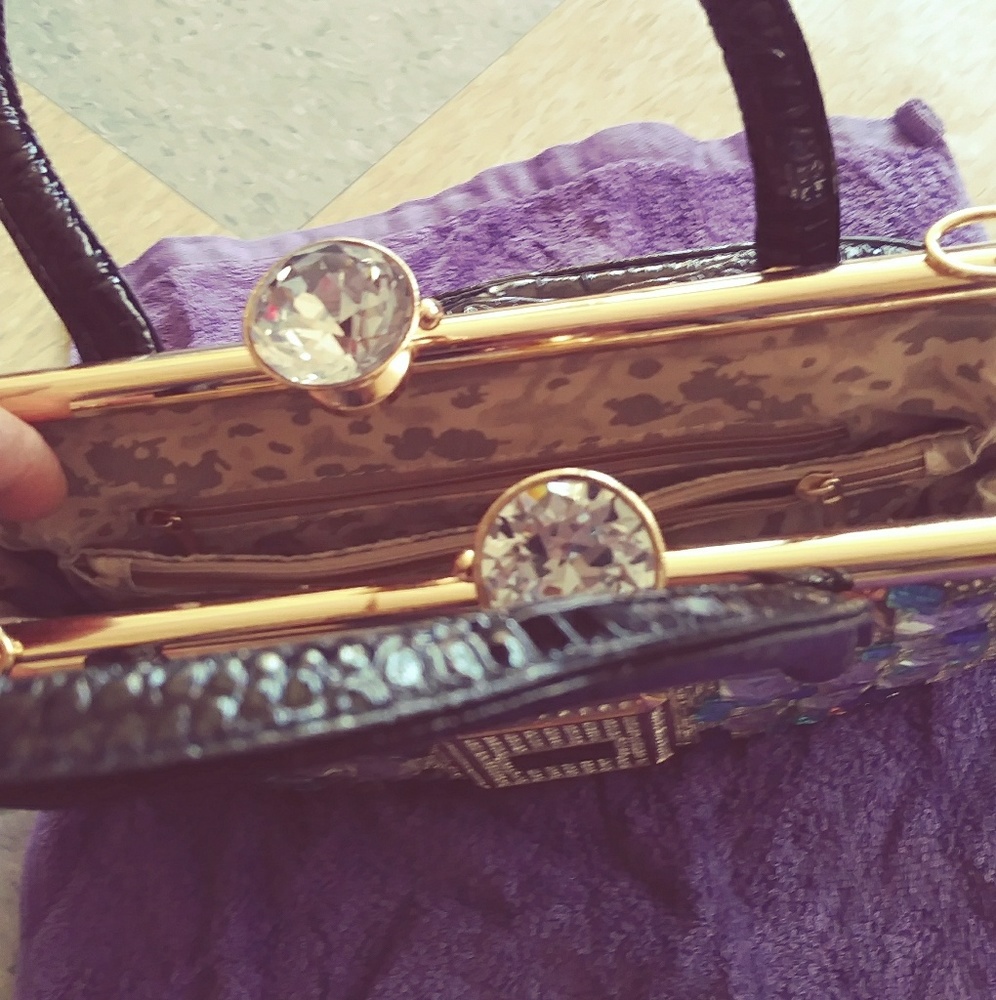 Handbags - Picture 4 of 4
