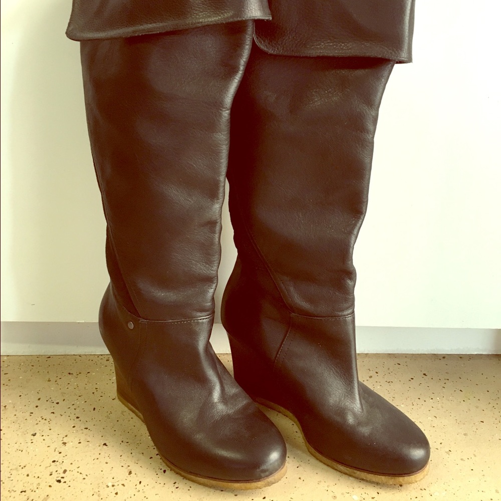 UGG genuine leather black boot 6.5 Brand new.