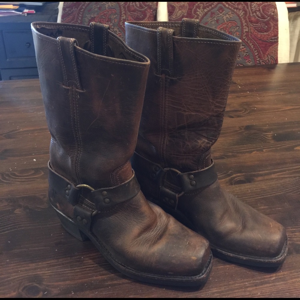Dk brn Frye boot. Style "12r"/harness style. Sz 8.