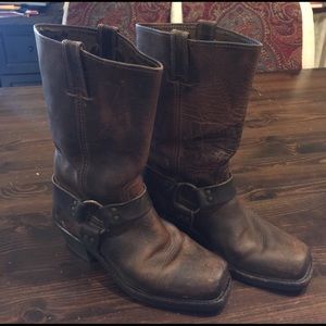 Dk brn Frye boot. Style "12r"/harness style. Sz 8.