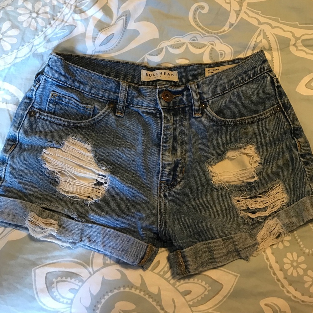 Bullhead light distressed boyfriend denim shorts!