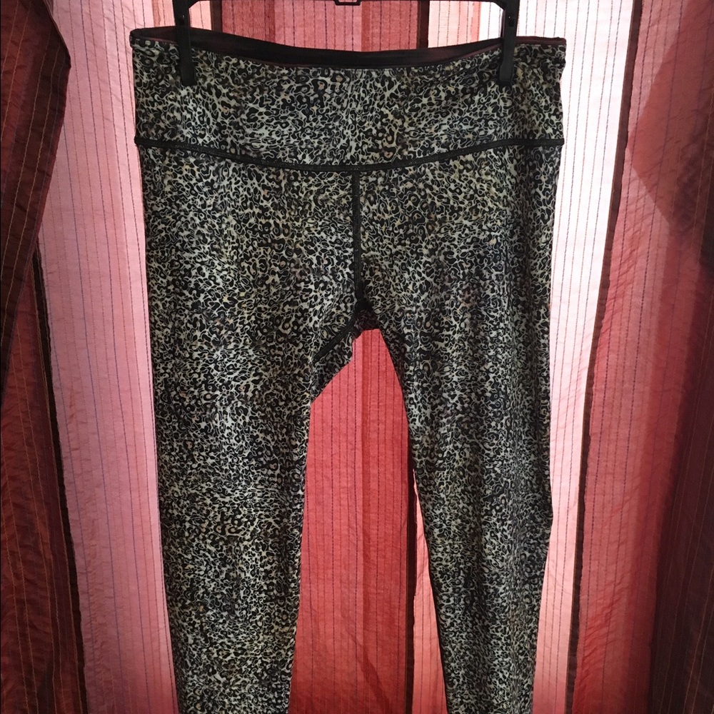 Reversible fitness leggings