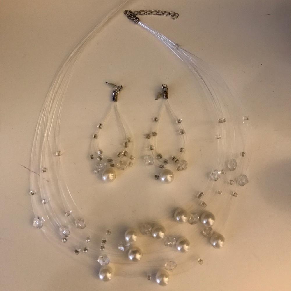 Cute necklace and earrings set 💕BNWOT 💕