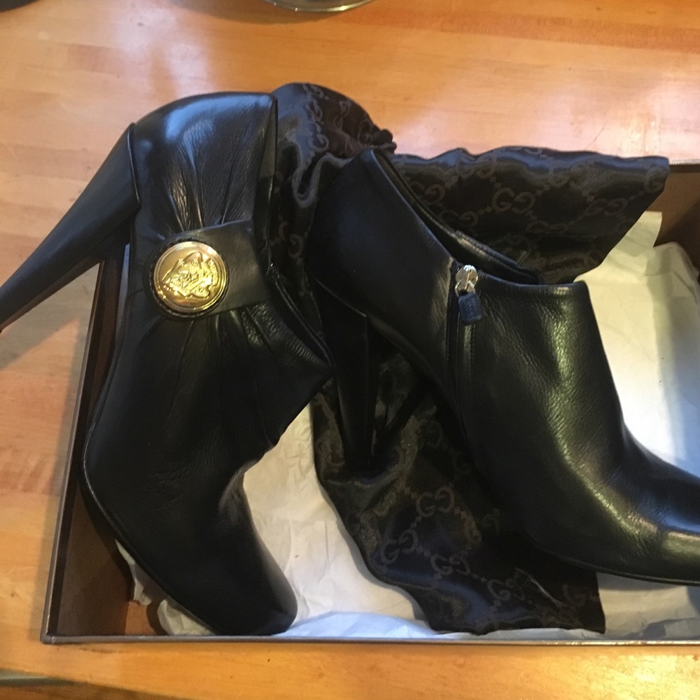 NIB GUCCI "Darwin" 4 Inch Leather LOGO Ankle Boots